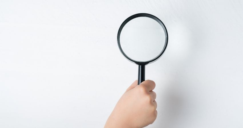 Mano con lupa: aprende a identificar los síntomas de una penalización